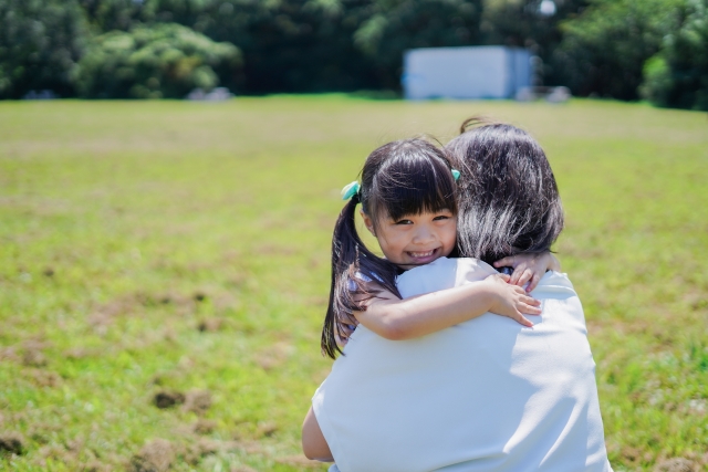 小さなこどもを抱っこするお母さん